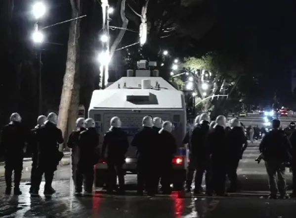 Policia hedh ujë me presion në drejtim të protestuesve