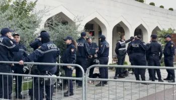 Policia heq gardhet metalike, studentët dhe pedagogët protestojnë para Kuvendit