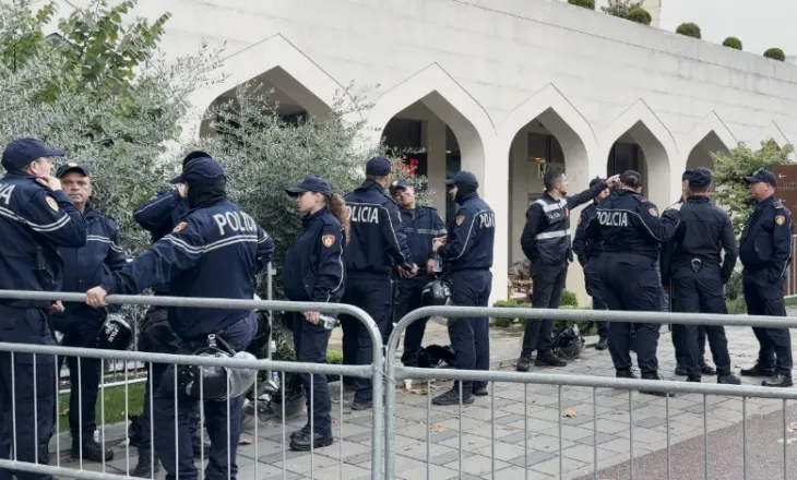 Policia heq gardhet metalike, studentët dhe pedagogët protestojnë para Kuvendit