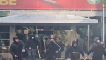 Policia hesht/ PS nën mbrojtjen e civilëve ma maska- Të rinjtë protestues përballen me persona me shkopinj e me kapuça
