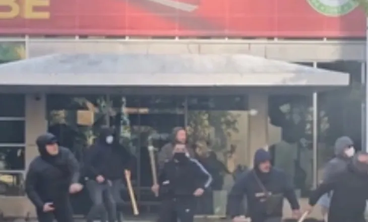Policia hesht/ PS nën mbrojtjen e civilëve ma maska- Të rinjtë protestues përballen me persona me shkopinj e me kapuça