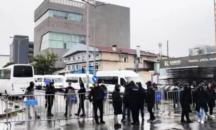 Policia hyn në selinë e televizionit opozitar në Turqi, ndërpritet transmetimi i drejtpërdrejtë i Halk TV