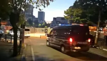 Policia i bën pritë me furgona të rinjve te pazari i ri, trafiku i makinave ndihmon protestuesit të shpëtojnë nga shkopinjtë e gomës