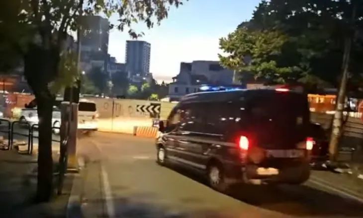 Policia i bën pritë me furgona të rinjve te pazari i ri, trafiku i makinave ndihmon protestuesit të shpëtojnë nga shkopinjtë e gomës