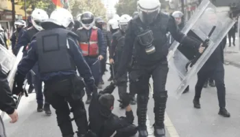 Policia i kap në flagrancë, Gjykata i liron! Vetëm një prej protestuesve mbetet në qeli