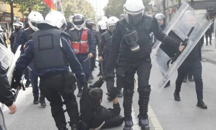 Policia i kap në flagrancë, Gjykata i liron! Vetëm një prej protestuesve mbetet në qeli