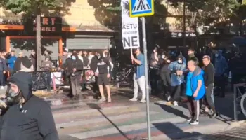 Policia i shpërdau me ujë, studentët rikthehen para Ministrisë së Arsimit, rinisin tensionet