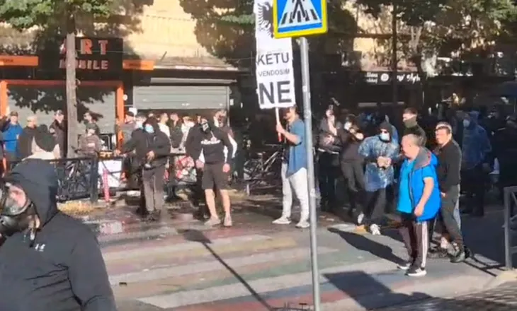 Policia i shpërdau me ujë, studentët rikthehen para Ministrisë së Arsimit, rinisin tensionet