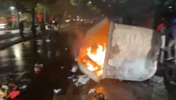 Policia i zmbraps me gaz lotsjellës dhe ujë, protestuesit ia ‘nxjerrin inatin’ koshave të plehrave, u vënë zjarrin!