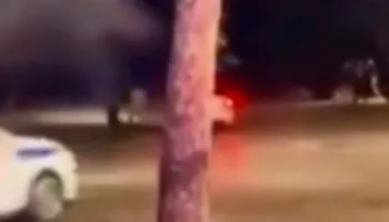 Policia jashtë kontrollit, makina e policisë lëviz me shpejtësi skëterrë në rrugën me qytetarë