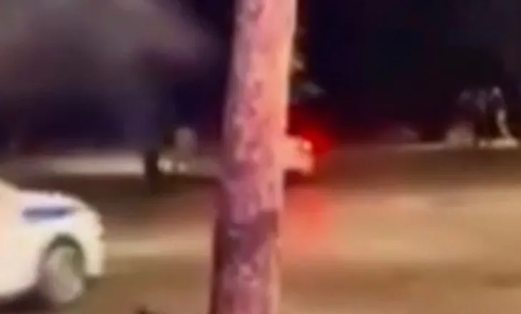 Policia jashtë kontrollit, makina e policisë lëviz me shpejtësi skëterrë në rrugën me qytetarë