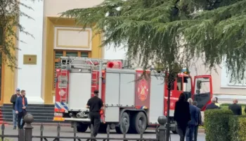 Policia, kordon sigurie rreth Kuvendit, vendoset edhe një zjarrfikëse në oborr