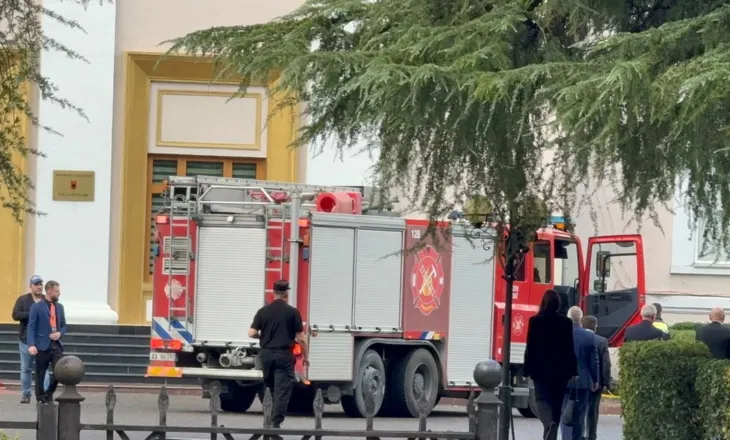 Policia, kordon sigurie rreth Kuvendit, vendoset edhe një zjarrfikëse në oborr