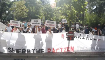 Policia largon protestuesit nga hyrja e Kryesisë së Kuvendit, aktivistët: Po mbroni krimin!