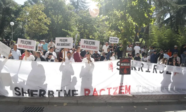 Policia largon protestuesit nga hyrja e Kryesisë së Kuvendit, aktivistët: Po mbroni krimin!