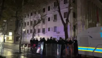 Policia mban ende masa të shtuara sigurie në Tiranë, autobotët e ujit dhe efektivët në gatishmëri pas shpërndarjes së protestuesve