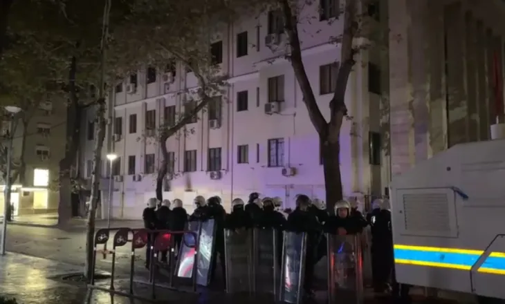 Policia mban ende masa të shtuara sigurie në Tiranë, autobotët e ujit dhe efektivët në gatishmëri pas shpërndarjes së protestuesve