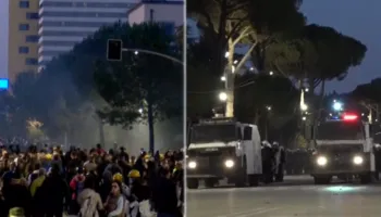 Policia me gazlotsjellës, të rinjtë kundërpërgjigjen me kapsolla e fishekzjarrë