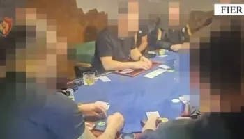 Policia “mësyn” në lokalin në Fier, 16 persona luanin poker me 8 mijë € në tavolinë, pranga administratores
