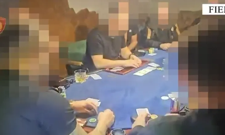 Policia “mësyn” në lokalin në Fier, 16 persona luanin poker me 8 mijë € në tavolinë, pranga administratores