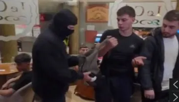 Policia ndërhyn brenda lokalit te Tajvani! Efektivët e maskuar shoqërojnë 3 të rinj: Nuk kemi bërë asgjë! Po na shkelen të drejtat