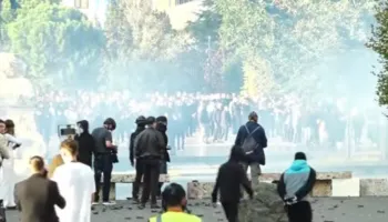 Policia ndërhyn edhe në sheshin “Skënderbej”, hidhet gaz lotsjellës për të shpërndarë protestuesit