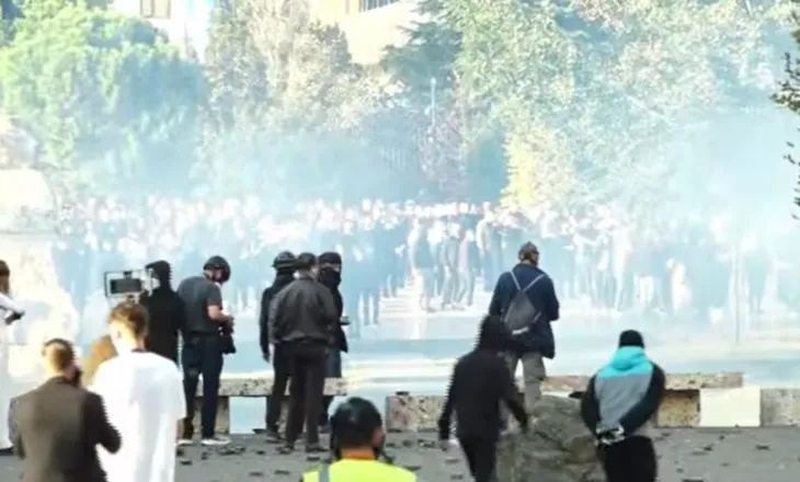 Policia ndërhyn edhe në sheshin “Skënderbej”, hidhet gaz lotsjellës për të shpërndarë protestuesit
