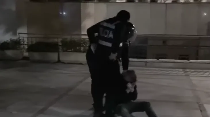 Policia ndërhyn në oborrin e Kishës Ortodokse në Tiranë: Shoqërohen disa protestues