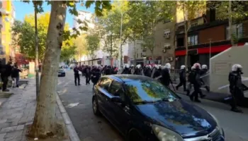 Policia ndjek protestuesit në rrugicat e Tiranës, të rinjtë djegin kazanët e mbeturinave