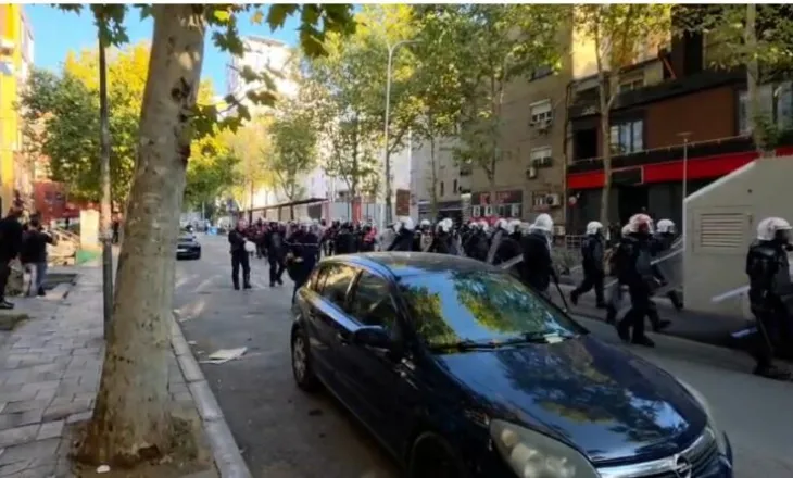 Policia ndjek protestuesit në rrugicat e Tiranës, të rinjtë djegin kazanët e mbeturinave