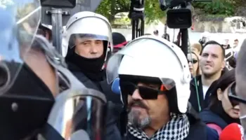 Policia ndryshon strategjinë, tërhiqet FNSH, komandanti: Nëse nuk godisni, nuk reagojmë. Kam djalin me ju, protestë të mbarë!