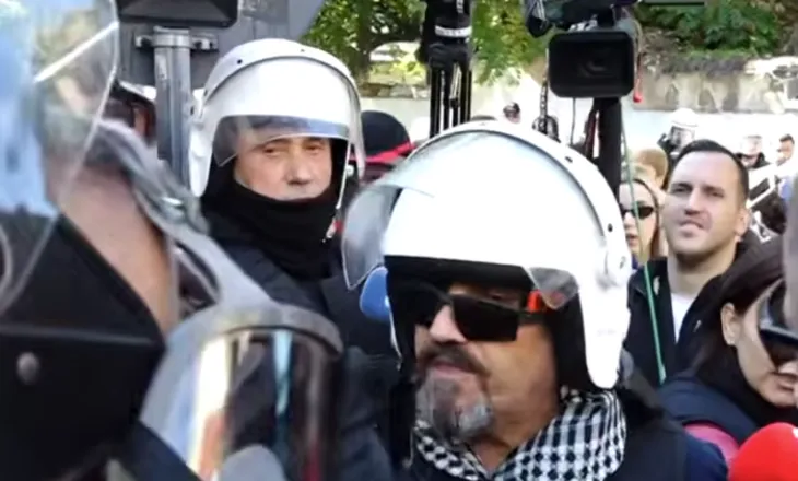 Policia ndryshon strategjinë, tërhiqet FNSH, komandanti: Nëse nuk godisni, nuk reagojmë. Kam djalin me ju, protestë të mbarë!