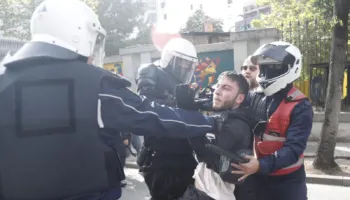 Policia ngre alarmin për të miturit në protesta: Prindër, mbajini fëmijët në shtëpi