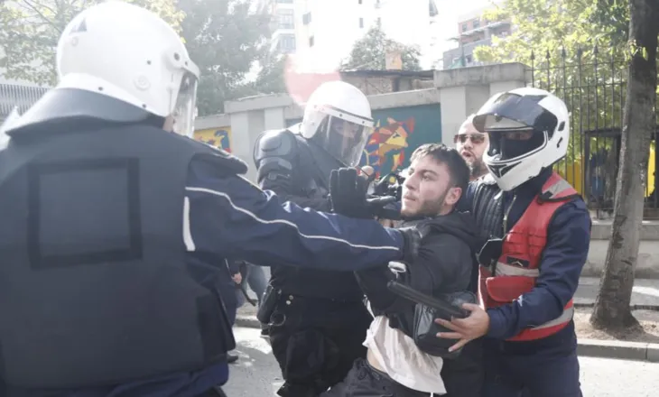 Policia ngre alarmin për të miturit në protesta: Prindër, mbajini fëmijët në shtëpi