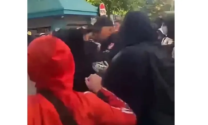 Policia nis dhunën ndaj gjimnazistëve të Petronini Luarasit