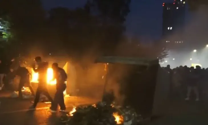 Policia nis të qëllojë me plumba gome drejt protestuesve