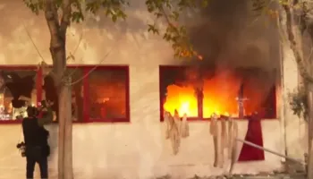 Policia nuk ‘fal’ protestuesit: 11 të arrestuar, mes tyre 2 të mitur! Në pranga edhe 33-vjeçari për sulmin ndaj Komisariatit nr. 3 (EMRAT)