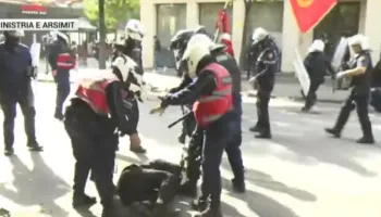 Policia nuk kursen dhunën ndaj të miturve, godasin me shkopa gome gjimnazistët