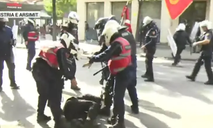 Policia nuk kursen dhunën ndaj të miturve, godasin me shkopa gome gjimnazistët
