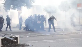 Policia “nuk pyet” për porosinë e Ministrit të Brenshëm, vijon të “mbysë” studentët me gaz lotsjellës