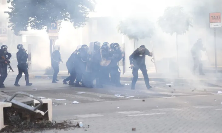 Policia “nuk pyet” për porosinë e Ministrit të Brenshëm, vijon të “mbysë” studentët me gaz lotsjellës