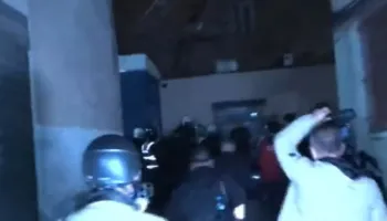 Policia pengon gazetarët të filmojnë arrestimet e dhunshme tek “Medreseja