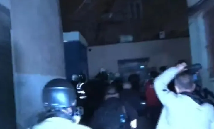 Policia pengon gazetarët të filmojnë arrestimet e dhunshme tek “Medreseja