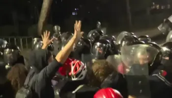 Policia përdor spraj lotsjellës ndaj vajzave, protestuesit thërrasin: Jeni kafshë