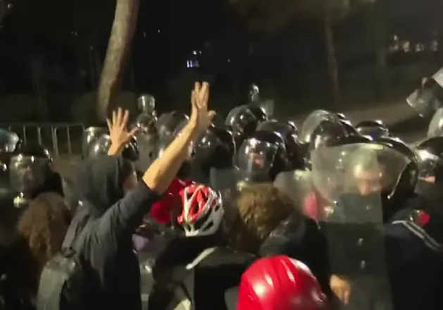 Policia përdor spraj lotsjellës ndaj vajzave, protestuesit thërrasin: Jeni kafshë