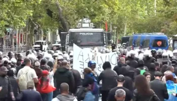 Policia përplaset me protestuesit, hedh gaz lotsjelles me shumicë ndaj qytetarëve