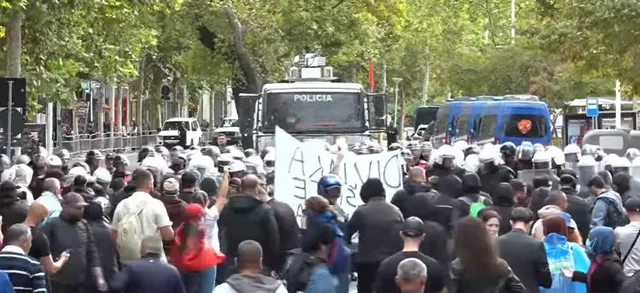 Policia përplaset me protestuesit, hedh gaz lotsjelles me shumicë ndaj qytetarëve