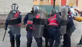 Policia qëllon me gurë drejt gazetarëve gjatë protestës