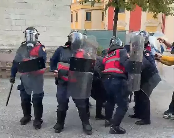 Policia qëllon me gurë drejt gazetarëve gjatë protestës