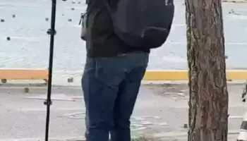 Policia qëllon me plumb gome gazetarin e “Reuters” gjatë protestës
